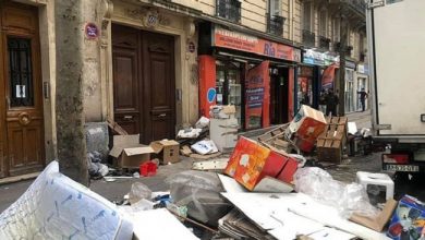 صورة “عاصمة النور”.. شوارع باريس تغرق بالنفايات ! (صور)