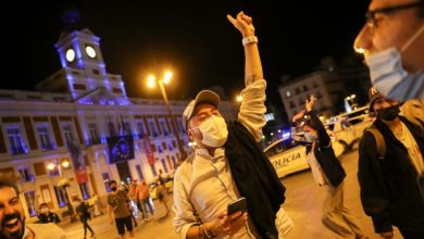 صورة احتفالات شعبية في إسبانيا بعد انتهاء حالة الطوارئ