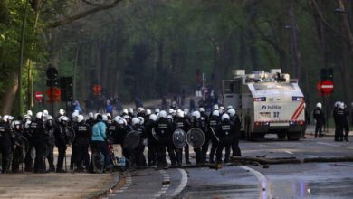 صورة اشتباكات عنيفة بين الشرطة ومتظاهرين ضد الإغلاق في بروكسل