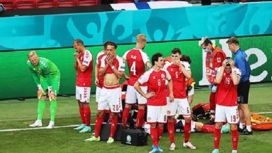 صورة “صور”.. تعليق مباراة الدنمارك وفنلندا بعد إصابة لاعب دنماركي بسكتة قلبية