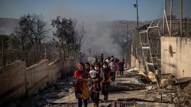 صورة اليونان.. السجن 10 سنوات لأربعة لاجئين احرقوا مخيم “موريا”