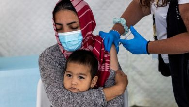 صورة اليونان تبدأ تطعيم سكان المخيمات اللاجئين ضد كورونا