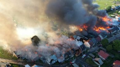 صورة حريق هائل في قرية بولندية يلتهم عشرات المنازل ..” فيديو”