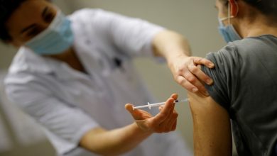 صورة تسارع عملية التطعيم.. فرنسا تبدأ تلقيح الفتيان بين 12 و17 عاما