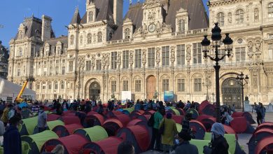 صورة للمطالبة بإيجاد سكن.. مئات المهاجرين يفترشون ساحة  بلدية باريس