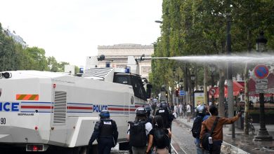 صورة فرنسا.. اشتباكات بين الشرطة ومحتجين ضد الشهادة الصحية
