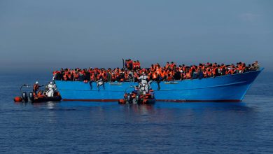 صورة وصول عشرات المهاجرين إلى سواحل صقلية الإيطالية