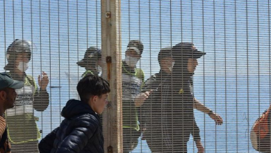 صورة إسبانيا تبدأ ترحيل 800 مهاجر قاصر من سبتة إلى المغرب