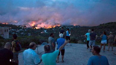 صورة السلطات اليونانية تجلي الآلاف من السكان و السياح هربا من الحرائق