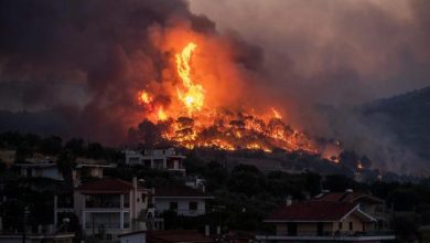 صورة اليونان..حرائق الغابات تقترب من العاصمة وتعطل خطوط السكك الحديدية