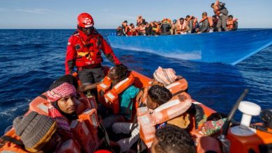 صورة بعد طول انتظار .. سفينة إنسانية تحمل مئات المهاجرين  ترسو على شواطئ صقلية