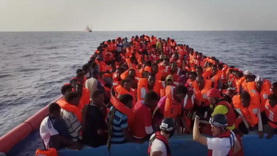 صورة جلهم عرب.. رسو سفينة إنقاذ على متنها مئات المهاجرين في صقلية