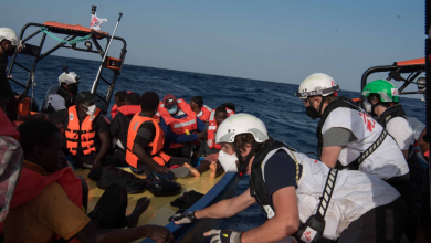 صورة سفن إنسانية تنقذ مئات المهاجرين في عرض المتوسط