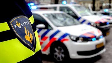 صورة مسدس مزيف بيد طفل يستنفر الشرطة الهولندية بسترات واقية