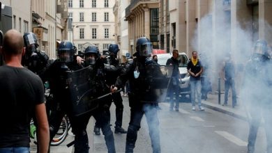 صورة اشتباكات بين الشرطة ومحتجين ضد الشهادة الصحية في باريس