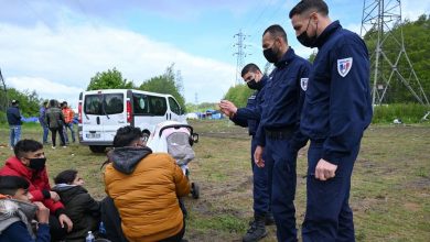 صورة تركت المئات بدون مأوى.. الشرطة الفرنسية تفكك مخيم للمهاجرين “فيديو”