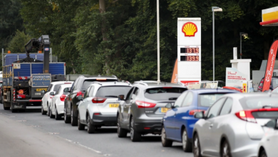 صورة طوابير طويلة في لندن أمام محطات الوقود.. والحكومة: الهلع يسبّب الأزمة