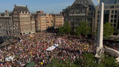صورة مظاهرة حاشدة في أمستردام ضد قيود كورونا الجديدة