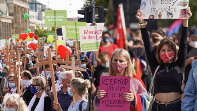 صورة مظاهرة معارضة وأخرى مؤيدة للإجهاض في برلين