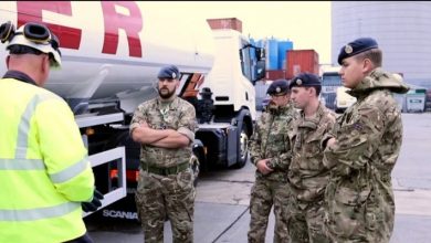 صورة الجيش البريطاني يبدأ في توزيع الوقود على المحطات