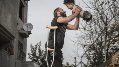 صورة صورة مؤلمة لأب سوري وابنه تحصد جائزة “سيينا” الدولية