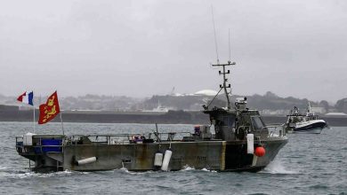 صورة احتدام الخلاف على حقوق الصيد.. فرنسا تحتجز سفينة بريطانية وتهدد بإجراءات عقابية