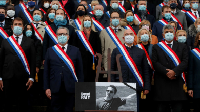 صورة فرنسا تحيي الذكرى الأولى لمقتل “باتي”.. وكاستيكس يصفه بـ”ضحية الإرهاب الإسلامي”