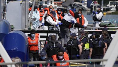 صورة السلطات الفرنسية تنقذ مئات المهاجرين في القنال الإنكليزية