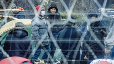 صورة “فيديو”.. الشرطة البولندية تستخدم الغاز والمياه لتفريق المهاجرين على الحدود