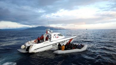 صورة خفر السواحل التركي ينقذ أكثر من 100 مهاجر في بحر إيجه