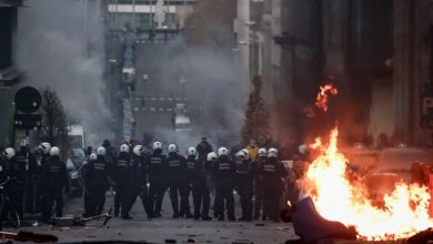 صورة مظاهرة حاشدة في بروكسل ضد قيود كورونا.. والشرطة تستخدم الغاز والمياه