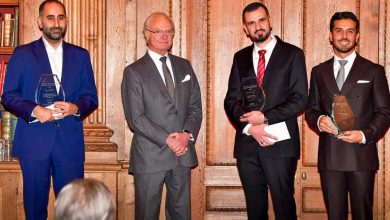 صورة ملك السويد يمنح ثلاثة شباب سوريين جائزة “البناؤون الجدد”