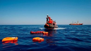 صورة رسو سفينة إنسانية تحمل 560 مهاجرا على سواحل إيطاليا