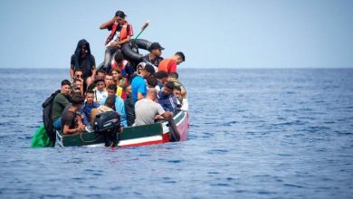 صورة إنقاذ 12 مهاجرا وفقدان العشرات بعد غرق قارب قبالة سواحل اليونان