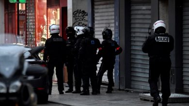 صورة وزير الداخلية الفرنسي يعلن القبض على محتجز رهينتين في باريس