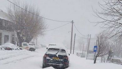 صورة الثلوج تحاصر آلاف السيارات في اليونان