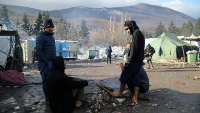 صورة إيطالي يتبرع بـ 2500 زوج أحذية للمهاجرين على طريق البلقان