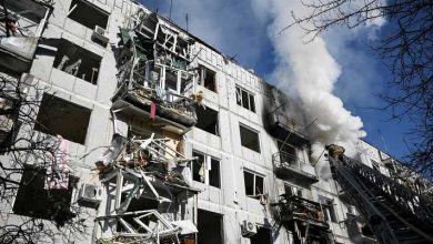 صورة مقتل 33 مدنيا في قصف روسي استهدف أبنية سكنية شمال أوكرانيا “فيديو”
