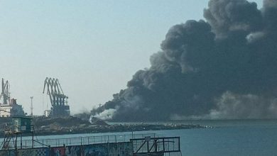 صورة أوكرانيا تعلن تدمير سفينة إنزال روسية ضخمة  ”  فيديو  “