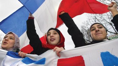 صورة استطلاع: 61% من الفرنسيين يؤيدون حظر الحجاب في الشارع