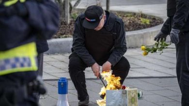 صورة متطرف دنماركي يقدم على حرق القرآن في السويد