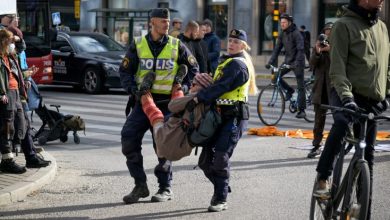 صورة نشطاء المناخ يعرقلون حركة السير في ستوكهولم