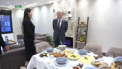 صورة ملك بلجيكا يلبي دعوة عائلة سورية لتناول الإفطار سويا “فيديو”