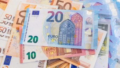 صورة اليورو يعوض بعض خسائره أمام الدولار