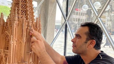 صورة شاب سوري يصمم مجسم خشبي لكاتدرائية “كولن” في ألمانيا