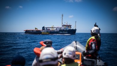 صورة سفينة إنسانية تنقذ 74 مهاجرا خلال محاولتهم عبور المتوسط نحو أوروبا