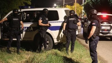 صورة العثور على أسلحة بحوزتهم.. الشرطة الصربية تعتقل عشرات المهاجرين