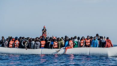 صورة إيطاليا تسمح لسفينة إنسانية بإنزال مئات المهاجرين في موانئها