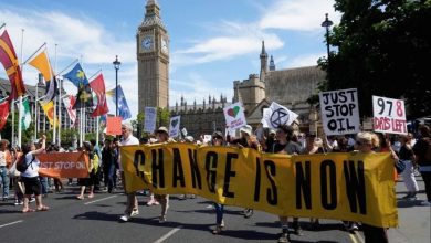 صورة مظاهرات في بريطانيا للمطالبة باتخاذ إجراءات أسرع ضد تغير المناخ 