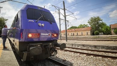 صورة مقتل 3 مهاجرين دهسا تحت عجلات قطار في اليونان